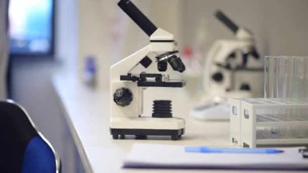 Microscópio moderno e tubos de ensaio em laboratório — Vídeo de Stock