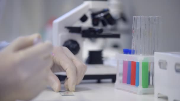 Масштабований погляд на тест хімічної речовини в лабораторії — стокове відео