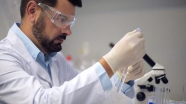 Birkaç test tüpleri kimyager bırakarak sıvı konsantre