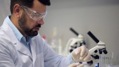 Kimyasal deney sakallı bilim adamı