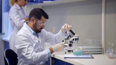 Sıvı karıştırma ve notlar almak ciddi kimyager