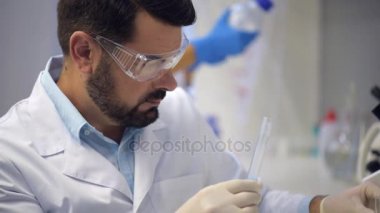 Laboratuvar maddeler karıştırma konsantre kimya profesyonel