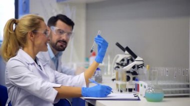 Bitki numune incelenirken meslektaşı ile danışmanlık dostu bilim adamı