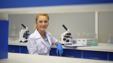 Genel olarak kameraya sırıtarak neşeli bilim adamı