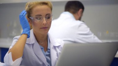 Zavallı kadın araştırmacı iş yerinde şiddetli baş ağrısı ile mücadele