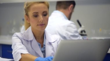 Dikkatli kadın araştırmacı meslektaşım ile deneme yardım