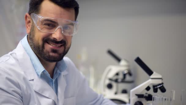 Retrato del científico radiante sonriendo en la cámara — Vídeos de Stock