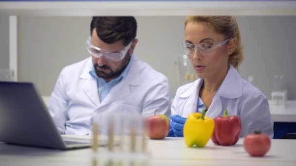 Pesquisas profissionais testando alimentos geneticamente modificados — Vídeo de Stock