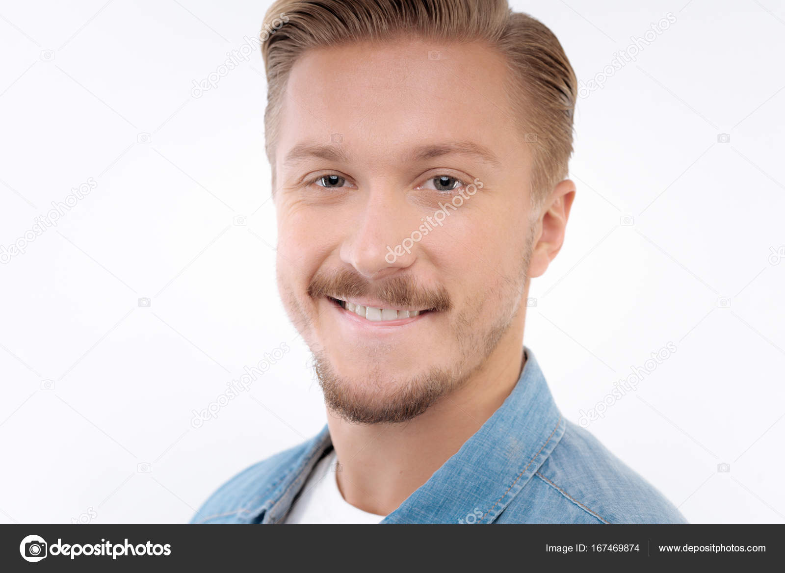 Porträt Von Blonder Mann Mit Schnurrbart Und Bart Stockfoto