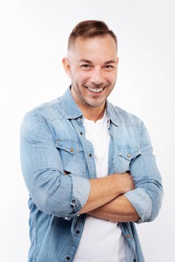 Silah katlama yakışıklı neşeli bir adam portresi