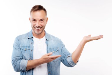Bir şey sunan büyüleyici genç adam