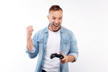 Mutlu adam video oyunu zaferini kutluyor