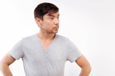 Yakışıklı genç adam elleriyle akimbo ayakta