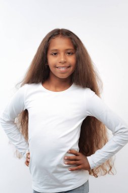 Güzel kız beyaz arka plan üzerinde bel el ile poz