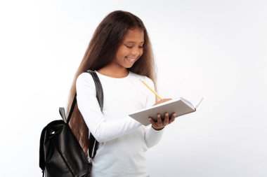 Notlar bir sırt çantası ile neşeli kız öğrenci