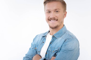 Neşeli sarışın adam kollarını ile poz katlanmış