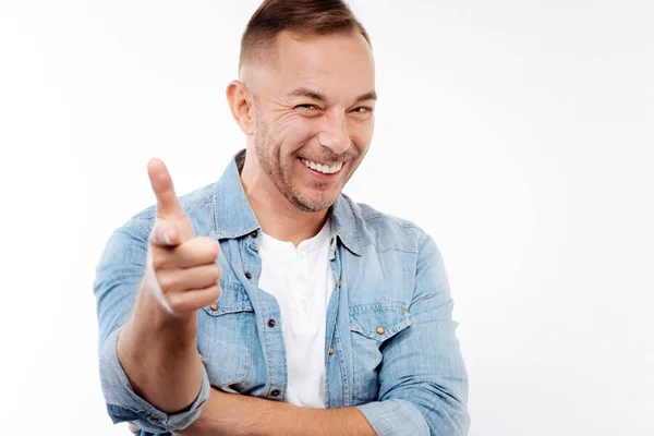 Bonito homem sorrindo e apontando para a câmera com o dedo — Fotografia de Stock