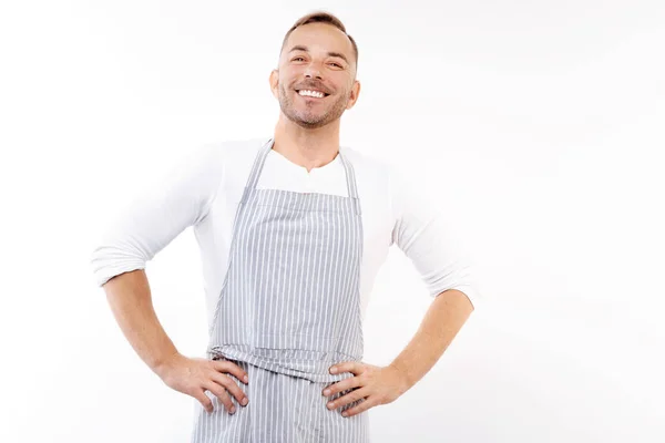 Trevlig man i förkläde som håller händerna på midjan — Stockfoto