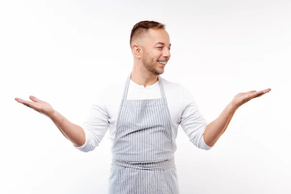 Optimistisk man poserar på vit bakgrund med spridning händer — Stockfoto