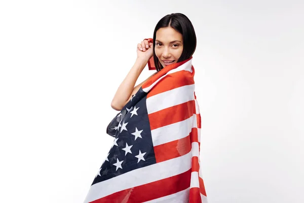 Вродлива жінка позує загорнуті в нас прапор — стокове фото