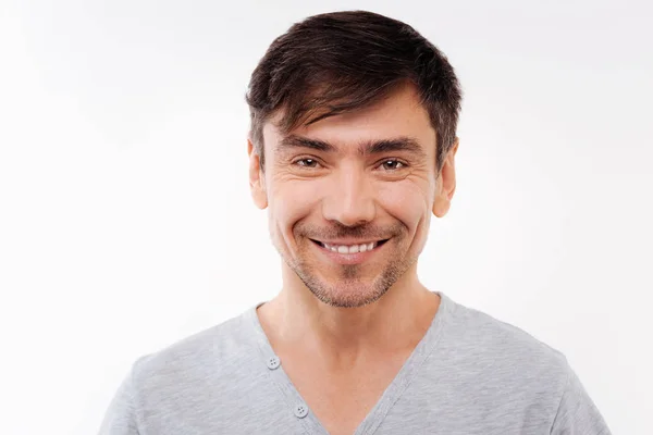 Agradable hombre alegre sonriendo a la cámara — Foto de Stock