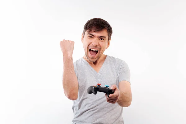 Homem feliz comemorando a vitória no jogo de vídeo — Fotografia de Stock