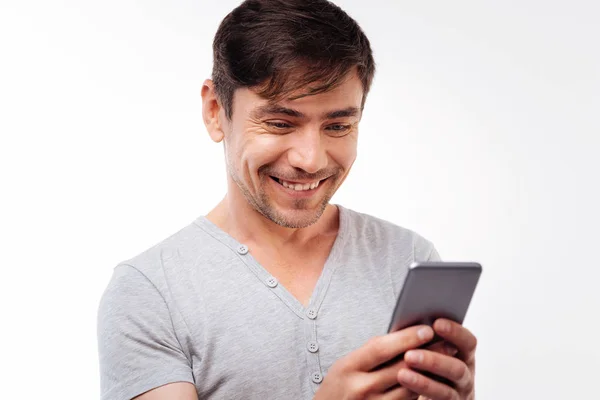 Homem bonito feliz lendo mensagem de texto com sorriso — Fotografia de Stock