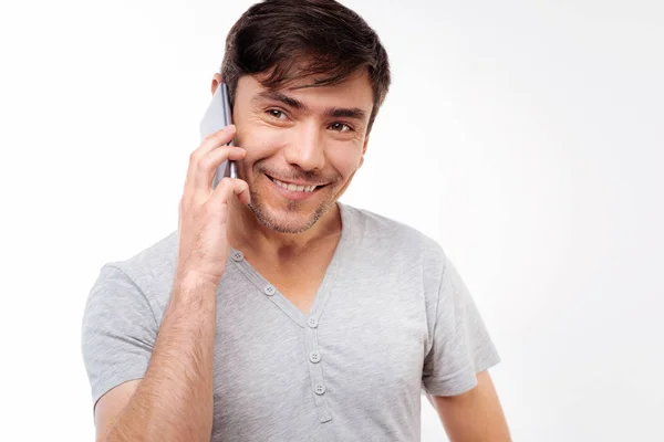 Joven guapo hablando por teléfono —  Fotos de Stock