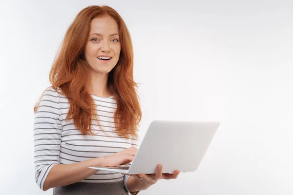 Veselá zrzavý žena držící laptop — Stock fotografie