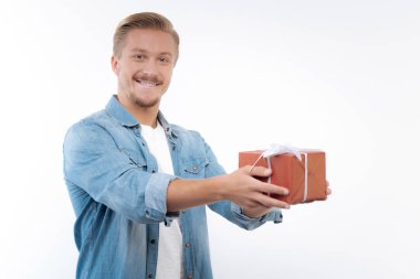 Bir hediye kutusu ile poz hoş genç adam