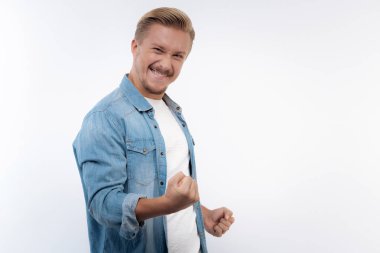 Neşeli genç adam başarısını kutluyor