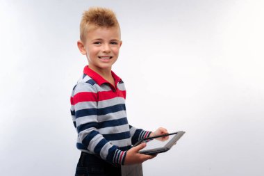 Bir tablet ile poz neşeli küçük çocuk