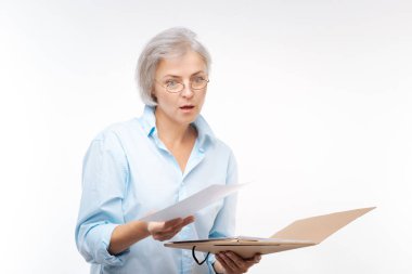 Araştırma sonuçlarına göre şok gri saçlı kadın