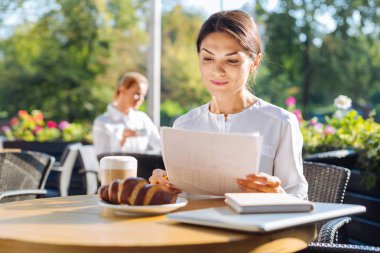 Güzel kadın bir kafede belgelerle çalışma