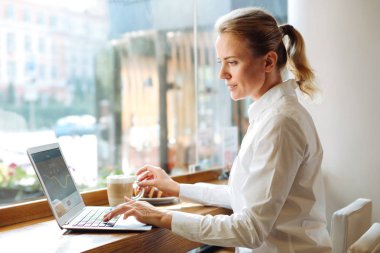 Hoş kadın kahve yaparken app geliştirme