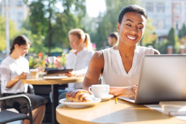 Mutlu kadın cafede otururken sohbet