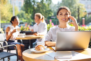 Neşeli kadın Restoran terasta otururken bir arama yapma