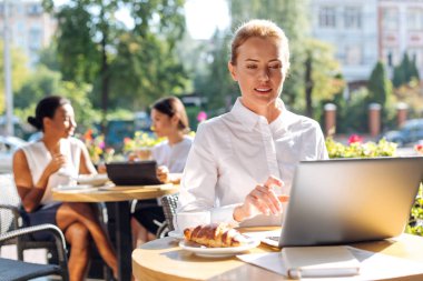 E-posta yazarak cafede otururken güzel kadın