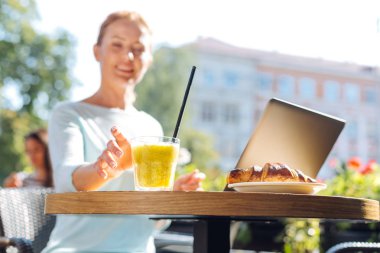 Gülümseyen kadın güler yüzlü bir bardak alarak