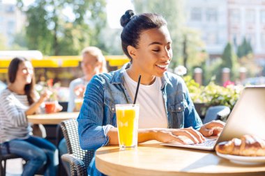 Kafede arkadaşlar için beklerken chat yapan kadın