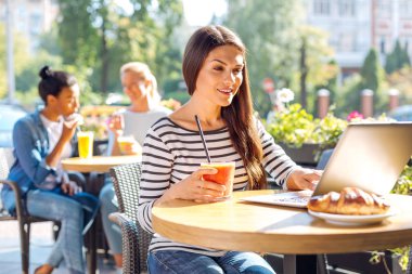 Arama sorgusu sırasında içme güler yüzlü yazarak hoş kadın