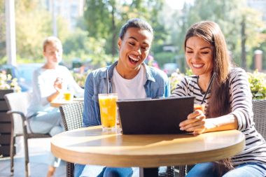 Mutlu kadın video kafede izlerken gülmekten