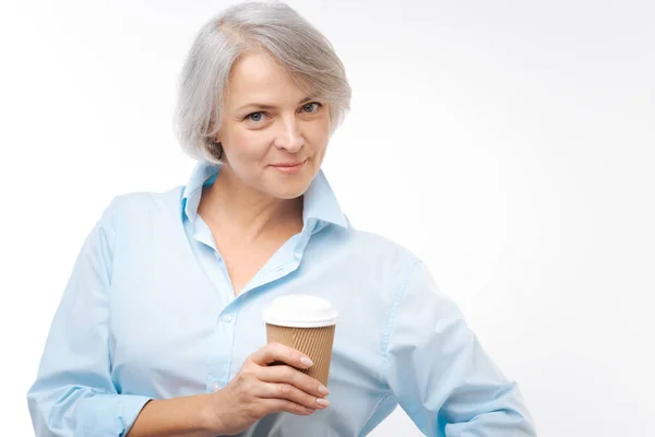 Старшая женщина позирует с чашкой кофе — стоковое фото