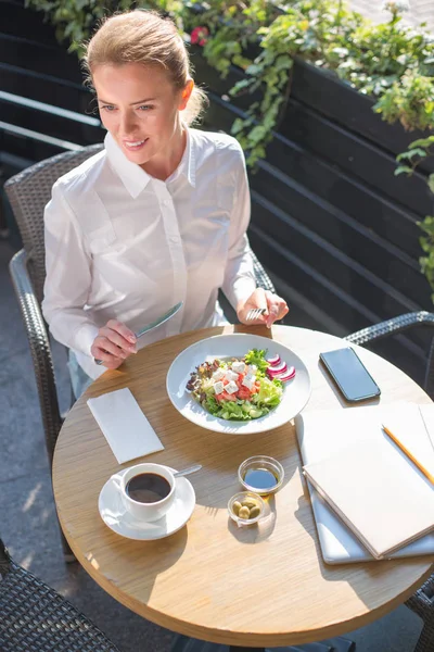 Krásná žena s salát v restauraci — Stock fotografie