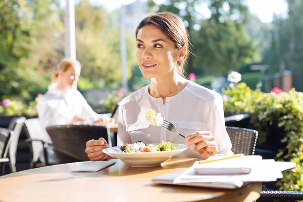 Genç ve güzel kadın dışarı restoran terasında yemek