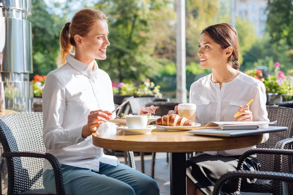 Öğle yemeğinde çalışma iki hoş arkadaşları tartışıyor