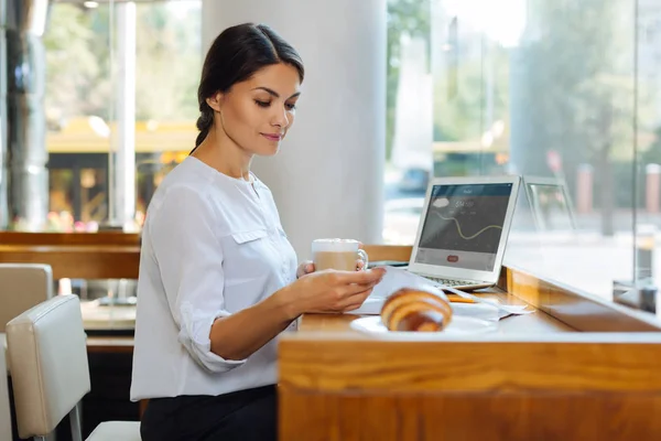 Magnifique femme scrutant les documents dans le café — Photo