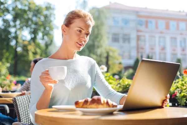 Büyüleyici kadın Newsfeeds Cafe okuma