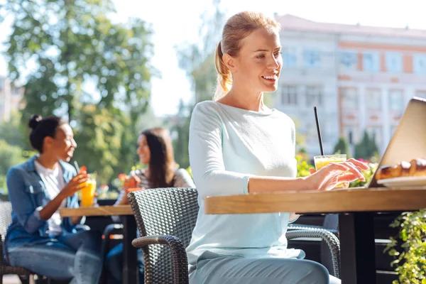 Leende kvinna att skriva meddelande medan dricka smoothie — Stockfoto