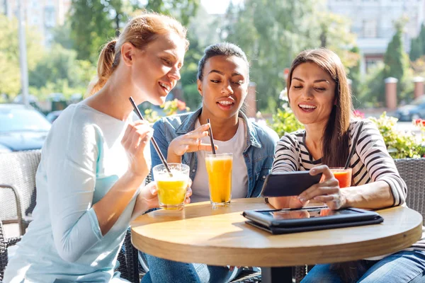 En yakın arkadaşlarım bir kafede bir selfie alarak